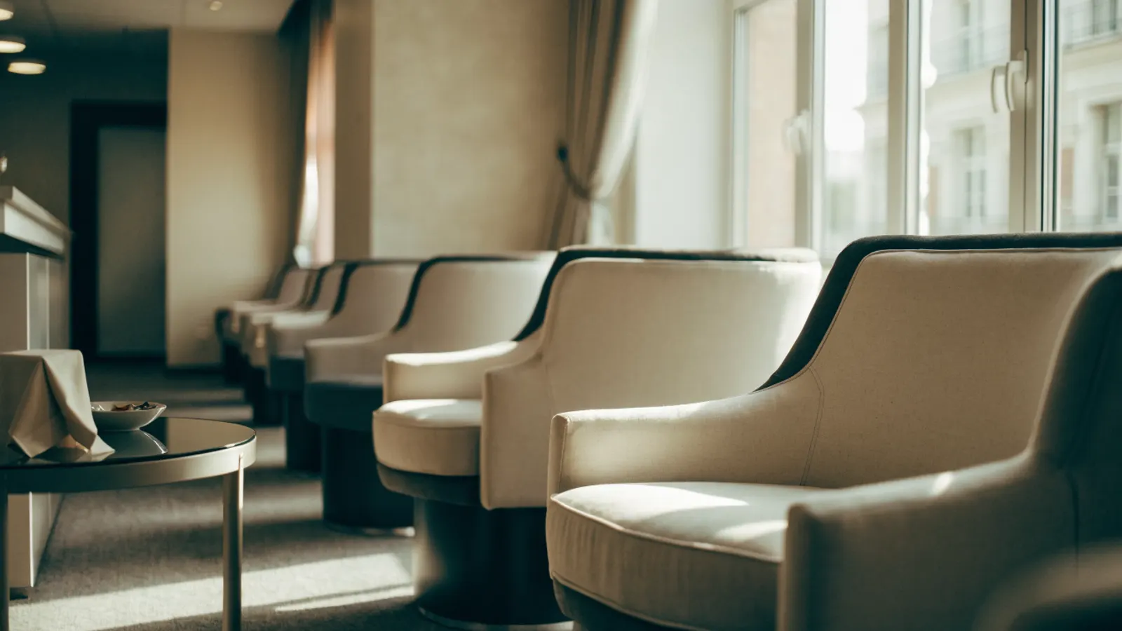 Chi legge davvero in sala d’attesa (e cosa sta cercando)